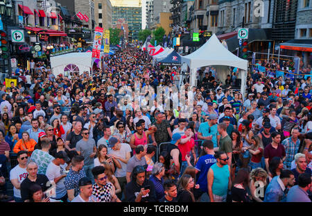 Montréal, Canada, le 8 juin, 2019.Groupe de personnes pour la partie F1 de la rue Crescent à Montréal,Québec,Canada.Credit:Mario Beauregard/Alamy Live News Banque D'Images