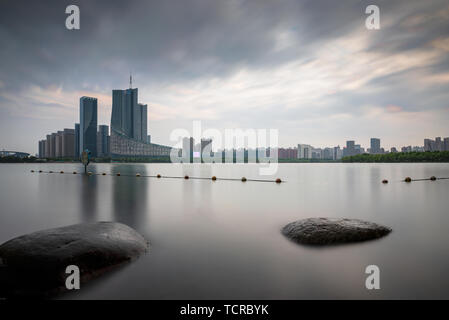 Autour de l'architecture de Swan Lake, Hefei City, province de Anhui. Banque D'Images