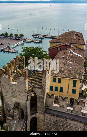 Voir à petite ville Malcesine avec château Castello Scaligero au bord du Lac de Garda, Italie Banque D'Images