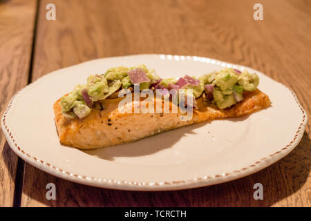 Filet de saumon à l'avocat de la plaque à table. Produits de la mer biologiques. Banque D'Images