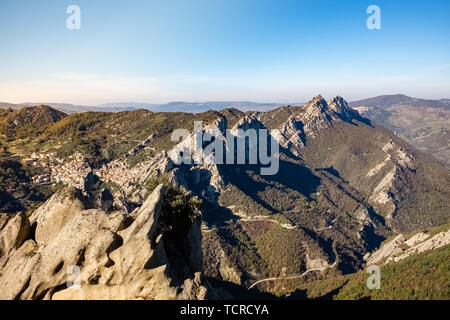 Paysage des Dolomites de la Basilicate montagnes Dolomiti Lucane. Dans l'arrière-plan Castelmezzano village. Région Basilicate, Italie Banque D'Images
