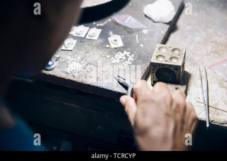 BALI, INDONÉSIE - 27 janvier 2019 : un homme travaillant dans l'usine de bijoux en argent à Bali, Indonésie. Argenterie balinais est partie d'un ancien Banque D'Images