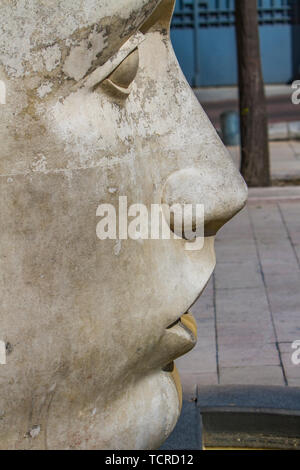 NIMES, FRANCE - Le 29 avril 2019 : Détail de Fontaine tete à Place d'Assas à Nîmes, France. Fontaine a été faite par Martial Raysse à 1989. Banque D'Images