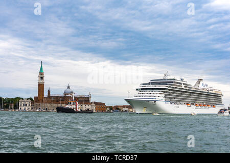 Voir à Mme Riviera bateau de croisière à Venise, Italie. Ce navire de 15 plateaux a été lancé à 2011 et ont la capacité de 1250 passe Banque D'Images