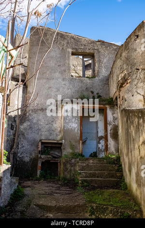 Maison abandonnée. Un aperçu de Ghost Town Alianello. Province de Matera, Italie Banque D'Images