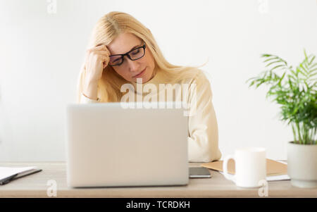 Se sentir fatigué et stressé. Woman Working On Laptop Banque D'Images