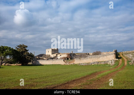 Paysage typique de Murgia avec un vieux manoir en pierre ferme appelée masseria. Pouilles, Italie. Banque D'Images