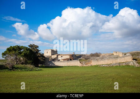 Paysage typique de Murgia avec un vieux manoir en pierre ferme appelée masseria. Pouilles, Italie. Banque D'Images