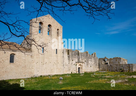Abbaye de la Très Sainte Trinité à Venosa. Vue de l'église inachevée appelée Incompiuta. Région Basilicate, Italie Banque D'Images