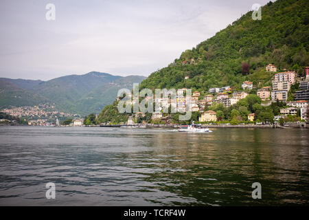 Excursion en bateau sur le lac de Como. La Lombardie, Italie Banque D'Images