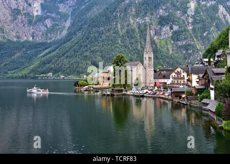 La ville de Hallstatt est un village dans la région du Salzkammergut de Haute-autriche, Autriche, également connue comme la plus belle ville du monde. Banque D'Images