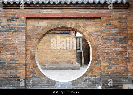 La lune porte dans le Temple Ciyun à Pingyao Banque D'Images