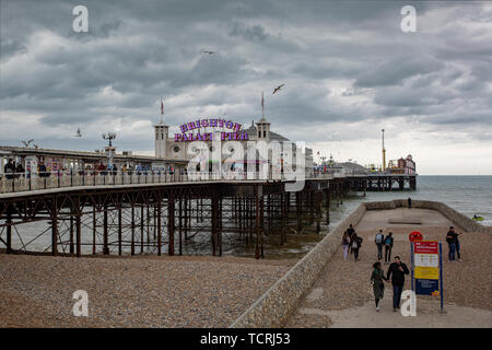 BRIGHTON, UK 28 avril une vue générale de la Palace Pier de Brighton, Sussex de l'Ouest.(Crédit ; Mark Fletcher | MI News | Presse d'obturation) Banque D'Images