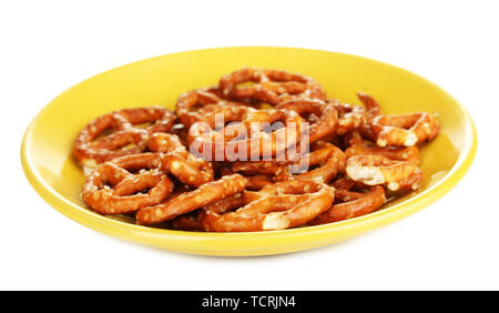 Bretzels au savoureux plaque jaune isolated on white Banque D'Images