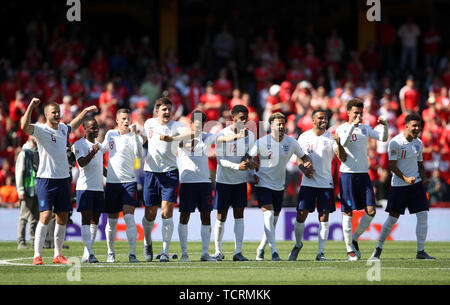 Les joueurs Angleterre célébrer après avoir remporté la séance de tirs au cours de la troisième place de la Ligue des Nations Unies Play-Off à Estadio D. Alfonso Henriques, Guimaraes. Banque D'Images