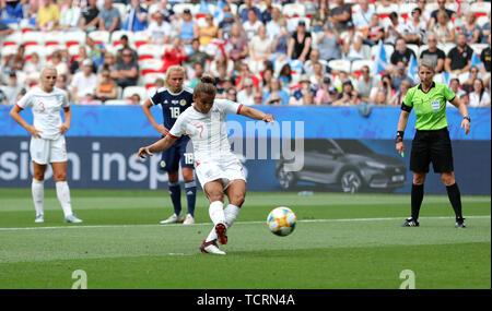 Nikita l'Angleterre scores Parris son côté's premier but du jeu lors de la Coupe du Monde féminine de la fifa, Groupe d match au stade de Nice. Banque D'Images