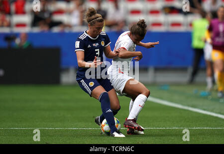 Nicola Docherty en Écosse (à gauche) et Nikita Parris en Angleterre (à droite) se battent pour le ballon lors de la coupe du monde féminine de la FIFA, match du groupe D au Stade de Nice. APPUYEZ SUR ASSOCIATION photo. Date de la photo: Dimanche 9 juin 2019. Voir PA Story FOOTBALL England Women. Le crédit photo devrait se lire comme suit : John Walton/PA Wire. Banque D'Images