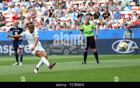 Nikita l'Angleterre scores Parris son côté's premier but du jeu lors de la Coupe du Monde féminine de la fifa, Groupe d match au stade de Nice. Banque D'Images