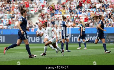 Nikita l'Angleterre scores Parris son côté's premier but du jeu lors de la Coupe du Monde féminine de la fifa, Groupe d match au stade de Nice. Banque D'Images