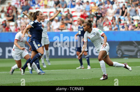 Nikita l'Angleterre scores Parris son côté's premier but du jeu lors de la Coupe du Monde féminine de la fifa, Groupe d match au stade de Nice. Banque D'Images