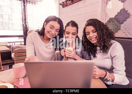 Trois belles femmes joyeux sentiment durant leur week-end tout en respectant l'un l'autre Banque D'Images