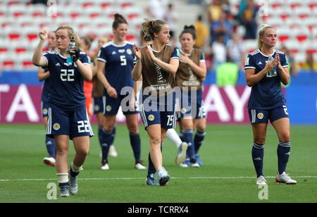 Joueurs de l'Ecosse réagir après le coup de sifflet final lors de la Coupe du Monde féminine de la fifa, Groupe d match au stade de Nice. Banque D'Images