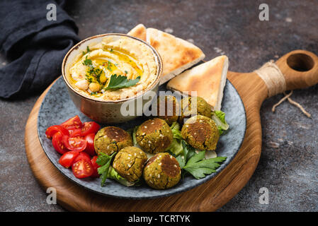 Houmous, falafel et pain pita grillé. La plaque d'entrée de style arabe, de savoureux plats végétariens et végétaliens sains Banque D'Images