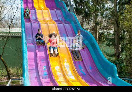 Hodenhagen, Allemagne, le 30 mars 2019 : les enfants dévalant la colline dans le parc d'attractions Banque D'Images