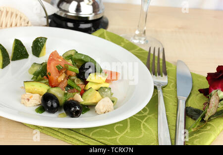 Bol à salade d'savoureux sur table en bois close-up Banque D'Images