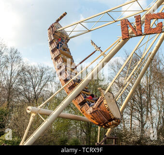 Hodenhagen, Allemagne, le 30 mars 2019 - Attraction - swinging big boat at Amusement Park Banque D'Images