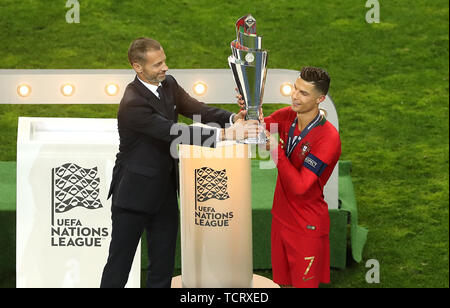 Le Portugais Cristiano Ronaldo (à droite) avec le trophée de la Ligue des Nations Unies après la finale de la Ligue des Nations Unies à l'Estadio do Dragao, Porto. Banque D'Images