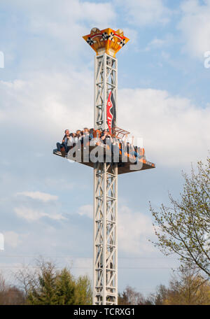 Hodenhagen, Allemagne, le 30 mars 2019 : tour de chute libre dans le parc d'attractions. L'attraction extrême Banque D'Images