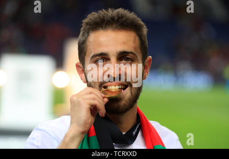 Le Portugais Bernardo Silva célèbre après le coup de sifflet final lors de la finale de la Ligue des Nations Unies à l'Estadio do Dragao, Porto. Banque D'Images