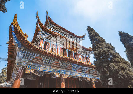 Première jungle dans l'ouest du Sichuan : Temple Zhaojue, Tour de l'horloge Banque D'Images