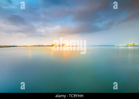 Soir sur la mer sur l'autre côté de la baie de Jinsha, Zhanjiang City Banque D'Images