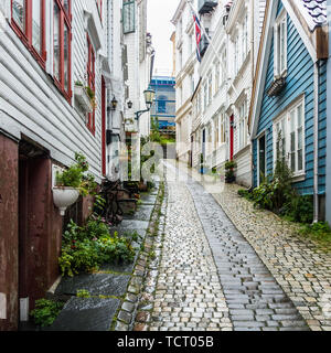 Maisons en bois norvégien typique bordée le long d'une rue pittoresque de la vieille ville de Bergen, Norvège Banque D'Images