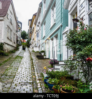 Maisons en bois norvégien typique bordée le long d'une rue pittoresque de la vieille ville de Bergen, Norvège Banque D'Images