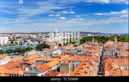 ZADAR, CROATIE - Juillet 15, 2017 : la ville de Zadar à partir de la tour. Zadar est célèbre site touristique de la côte à la mer Adriatique en Croatie. Banque D'Images