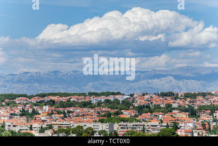 ZADAR, CROATIE - Juillet 15, 2017 : la ville de Zadar à partir de la tour. Zadar est célèbre site touristique de la côte à la mer Adriatique en Croatie. Banque D'Images