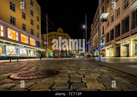 Vue de nuit Strandgaten, une des voies les plus commerçantes de Bergen. Bergen, Norvège, août 2018 Banque D'Images