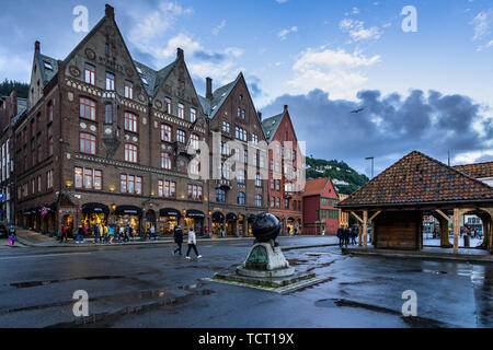 Vue du coucher de Bryggen waterfront à Bergen avec hanséatique typique des bâtiments. Bergen, Norvège, août 2018 Banque D'Images