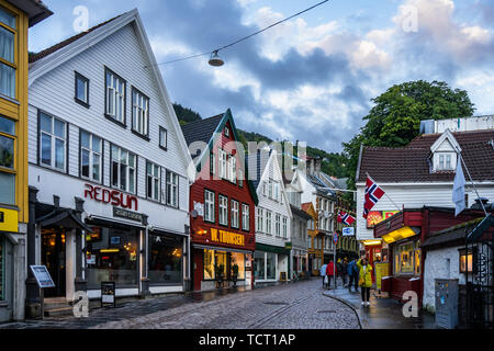 Rue pavée typique dans le centre historique de Bergen avec des maisons traditionnelles en bois et des boutiques. Bergen, Norvège, août 2018 Banque D'Images