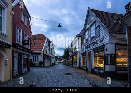 Rue pavée typique dans le centre historique de Bergen avec des maisons traditionnelles en bois et des boutiques. Bergen, Norvège, août 2018 Banque D'Images