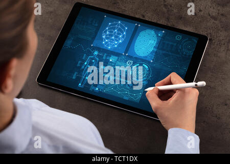 Business Woman making analyse et contrôle d'empreintes digitales sur tablet Banque D'Images