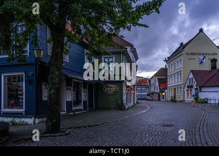 Vue du coucher de soleil d'une rue pavée de la vieille ville de Bergen avec des maisons typiques en bois. Bergen, Norvège, août 2018 Banque D'Images