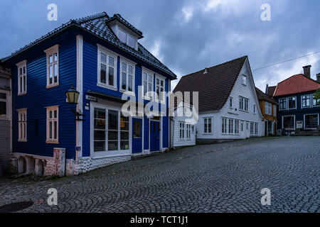 Maisons en bois pittoresques bordées le long d'une rue pavée typique dans la vieille ville de Bergen. Bergen, Norvège, août 2018 Banque D'Images