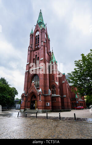 Vue de face de l'église Saint-Jean (Johanneskirken) à Bergen, construit en style néo-gothique. Bergen, Norvège, août 2018 Banque D'Images