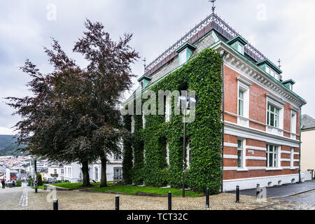 Une rue pittoresque de Bergen avec un bâtiment couvert de lierre, Hordaland, Norvège Banque D'Images