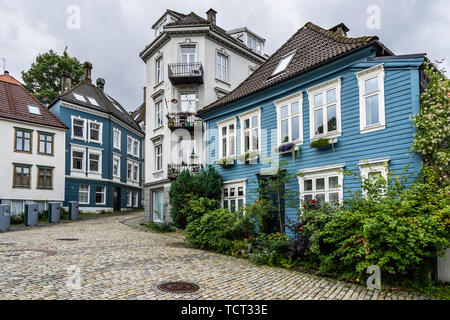 Maison en bois norvégien typique dans une rue de Bergen, Norvège Banque D'Images
