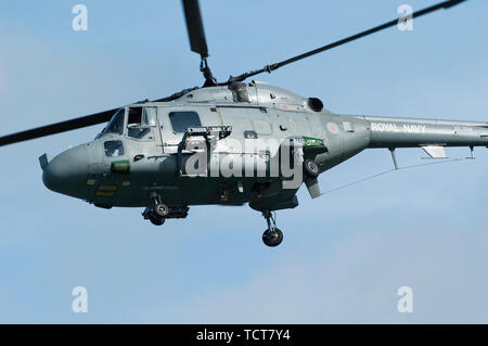 La Marine royale Westland Lynx hélicoptère volant à la Royal Navy Day à Dartmouth Banque D'Images